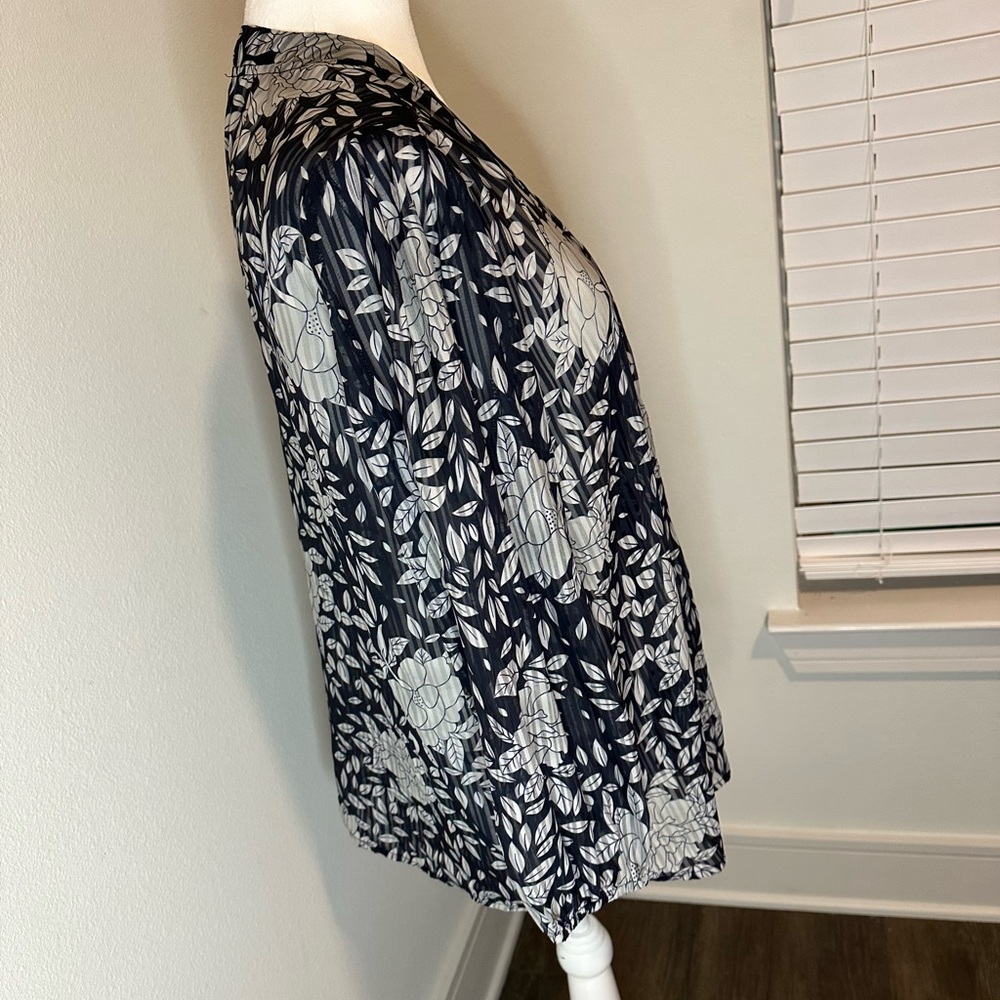 B&W blouse - Picture 4 of 8
